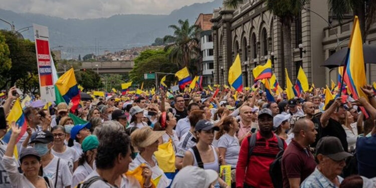 Miles protestan contra las reformas del gobierno de Gustavo Petro en Colombia