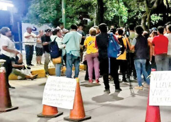 Familiares de 16 agentes ‘levantados’ bloquean tramo carretero en Tuxtla Gutiérrez