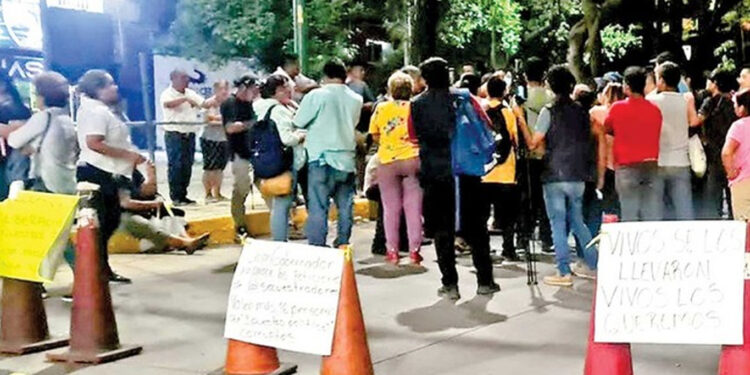 Familiares de 16 agentes ‘levantados’ bloquean tramo carretero en Tuxtla Gutiérrez