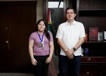 Con orgullo recibe alcalde a joven sub campeona nacional en matemáticas