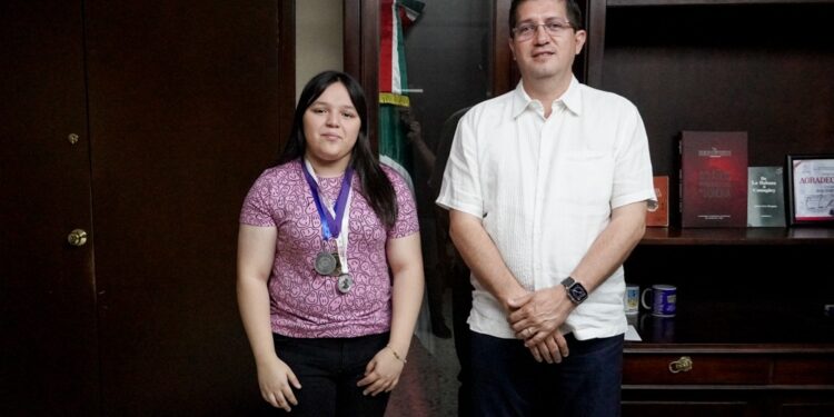 Con orgullo recibe alcalde a joven sub campeona nacional en matemáticas