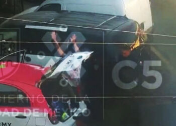 Captan terrorífico secuestro de una mujer en un taxi de la CDMX