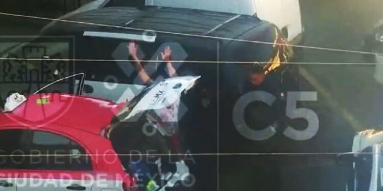 Captan terrorífico secuestro de una mujer en un taxi de la CDMX