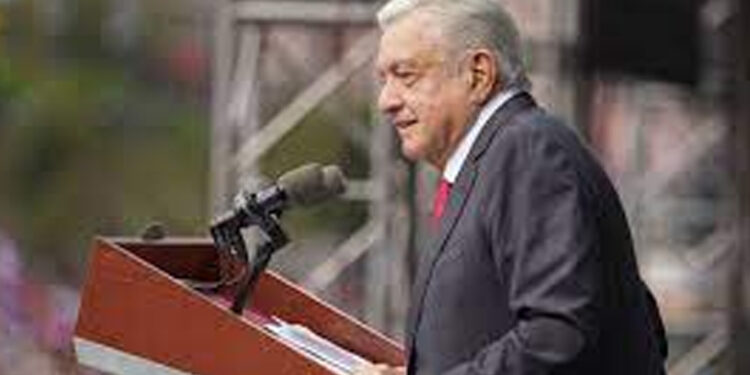AMLO felicita a los padres de México en su día; ‘también son adorables’, afirma