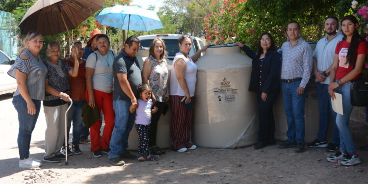 Llegan a fundición más beneficios con tinacos para el agua
