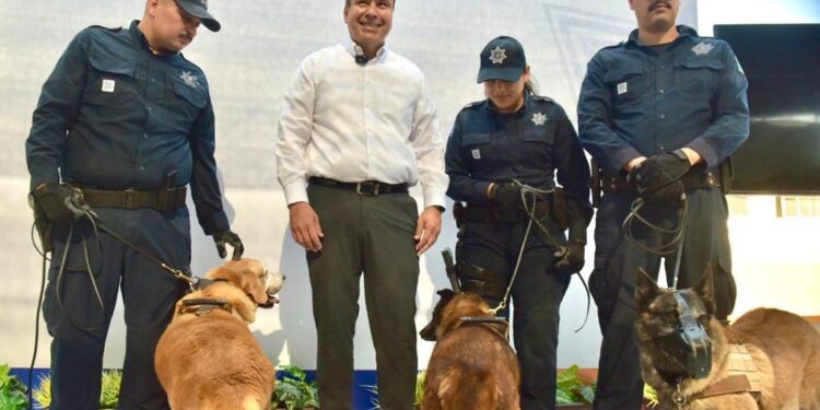 Encabeza Toño Astiazarán despedida a agentes caninos y recepción a nuevos K-9 de la Policía Municipal