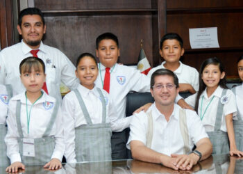 Recibe alcalde Elías Retes a escolta estudiantil campeona de Sonora