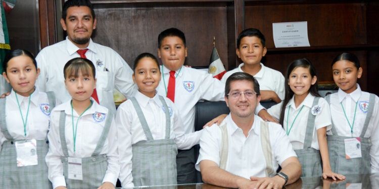 Recibe alcalde Elías Retes a escolta estudiantil campeona de Sonora