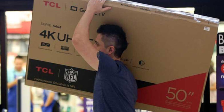 Confianza del consumidor se recupera 0.3 puntos en mayo tras dos meses a la baja