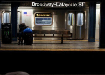 Apuñalan a joven en Metro de NY; había pedido bajarle al ruido de su música