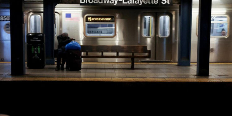 Apuñalan a joven en Metro de NY; había pedido bajarle al ruido de su música