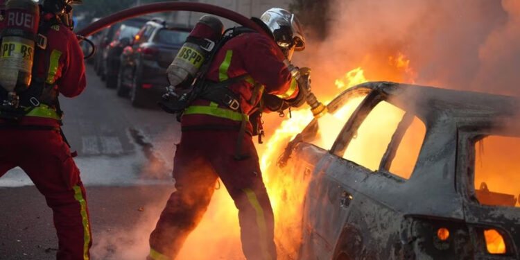 Francia despliega 45 mil policías ante disturbios por muerte de joven en un control de tráfico