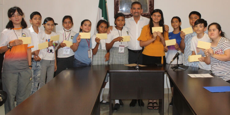 Cabildo infantil tiene garantizada su beca por un año;Jesús Flores.