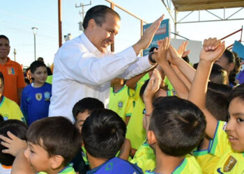 Acerca Toño Astiazarán servicios del Ayuntamiento a la colonia La Caridad