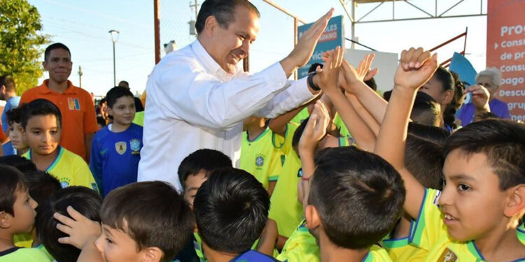 Acerca Toño Astiazarán servicios del Ayuntamiento a la colonia La Caridad