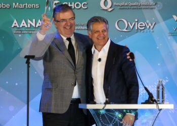 Marcelo Ebrard recibe reconocimiento en EU por su gestión de vacunas