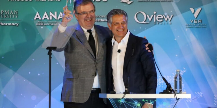 Marcelo Ebrard recibe reconocimiento en EU por su gestión de vacunas