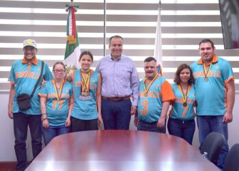 Felicita Antonio Astiazarán a deportistas que participaron en Olimpiada en Colombia