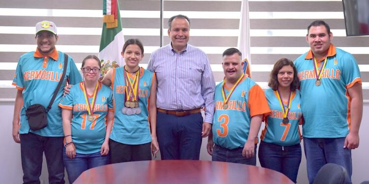 Felicita Antonio Astiazarán a deportistas que participaron en Olimpiada en Colombia