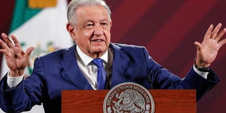 AMLO vuelve a criticar los corridos tumbados por exaltar violencia y consumo de drogas