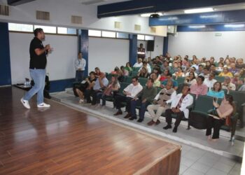 Docentes reciben capacitación en el tema de fiebre manchada por la Rickettsia.