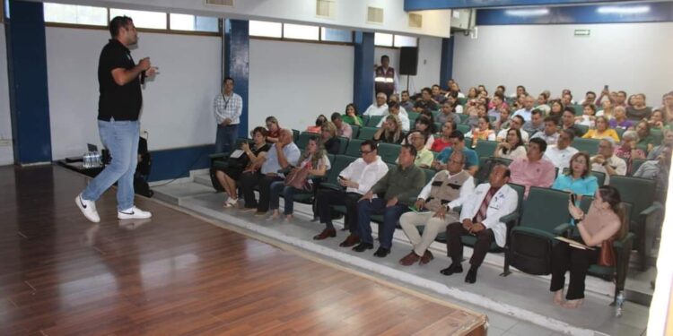 Docentes reciben capacitación en el tema de fiebre manchada por la Rickettsia.