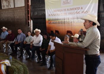 Participa Lamarque  Cano en dotación de alimentos para el ganado
