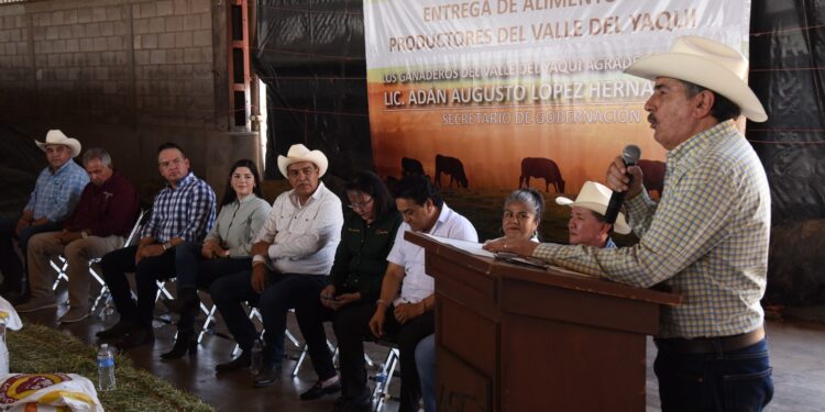 Participa Lamarque Cano en dotación de alimentos para el ganado