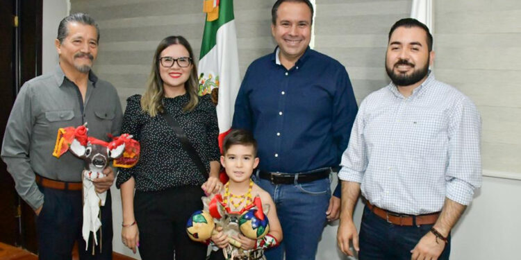 Obsequia Toño Astiazarán cabeza de venado a niño danzante