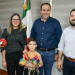 Obsequia Toño Astiazarán cabeza de venado a niño danzante