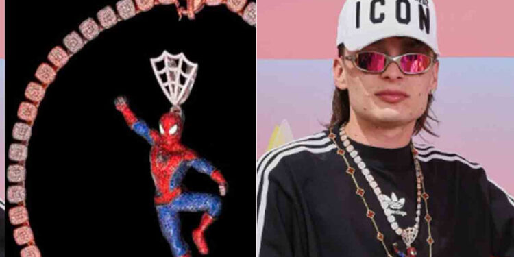 Roban a Peso Pluma cadena carísima de Spiderman