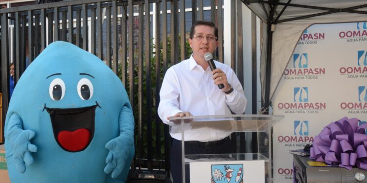 Recibe Luz Aidé centro de lavado por pago puntual con  OOMAPASN