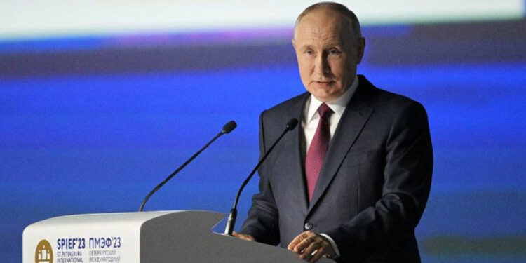 Putin entrega armas nucleares a Bielorrusia; serán usadas si Rusia es amenazada, advierte