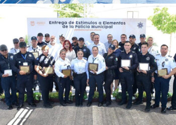 Premia Toño Astiazarán a policías destacados en su servicio