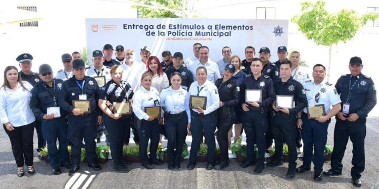 Premia Toño Astiazarán a policías destacados en su servicio