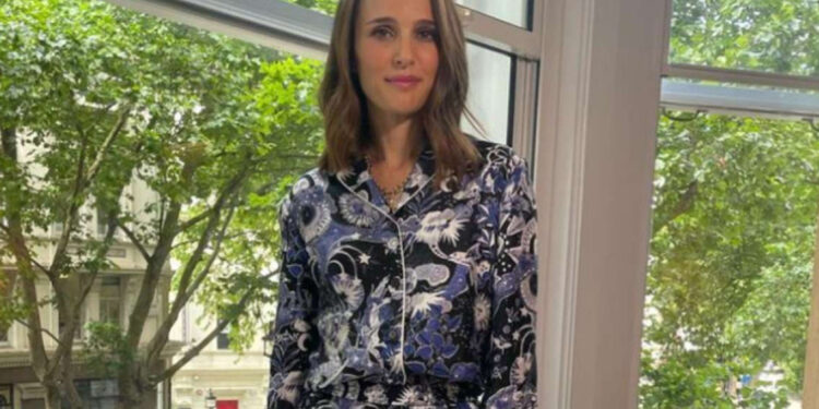 Natalie Portman llegó a Roland Garros con increíble outfit; ¿cuánto le costó?