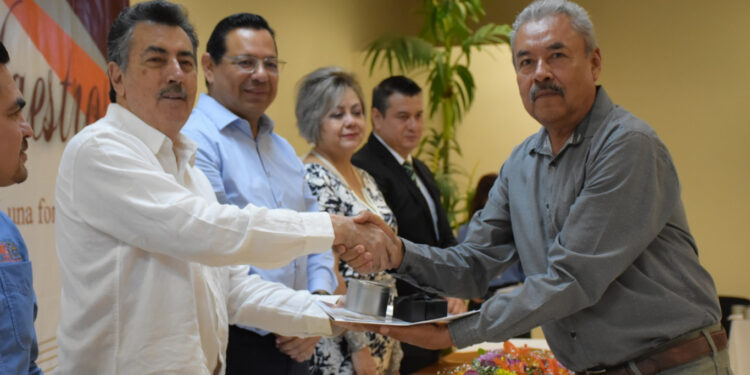 Reconoce Lamarque Cano a maestras y maestros por su entrega a la educación pública en cajeme
