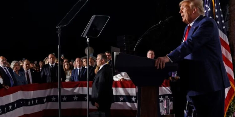 Trump acusa abuso de poder atroz después de acudir a Corte en Miami