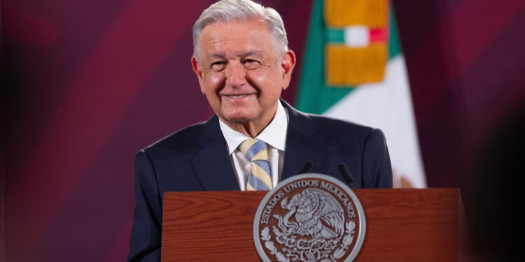 Remesas, el principal ingreso para el país: López Obrador