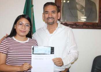 Alcalde Jesús Flores brinda apoyo económico a alumna que participará en una investigación académica en Tepic, Nayarit.