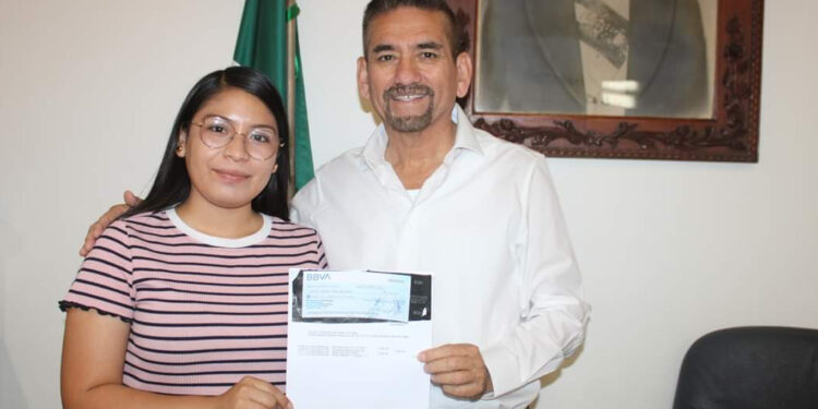 Alcalde Jesús Flores brinda apoyo económico a alumna que participará en una investigación académica en Tepic, Nayarit.