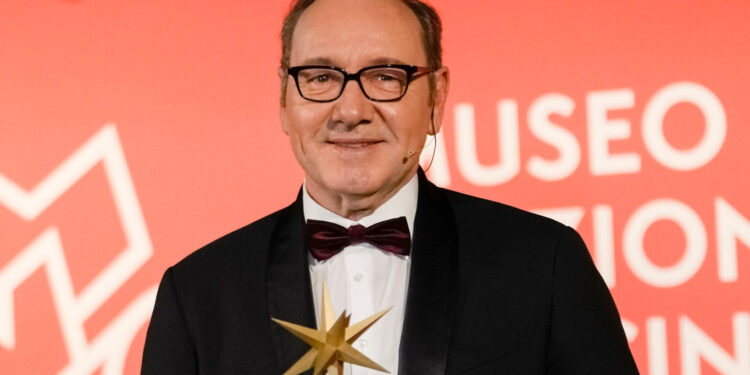 Inicia en Londres juicio contra Kevin Spacey por 12 cargos de agresión sexual
