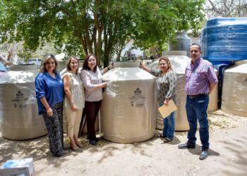 Se logra con participación social entrega de más tinacos.