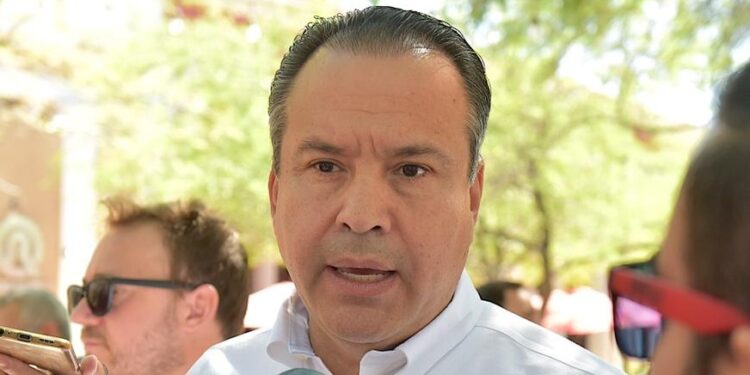 Anuncia Toño Astiazarán segunda entrega de tinacos gratuitos
