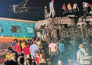 Choque de trenes en la India deja 288 muertos