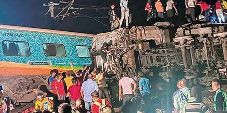 Choque de trenes en la India deja 288 muertos