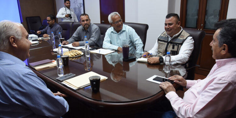 Se reúnen alcaldes de la región Yaqui con titular de CECOP