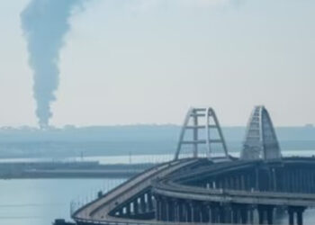 Ucrania bombardea tres puentes entre Crimea y zona ocupada