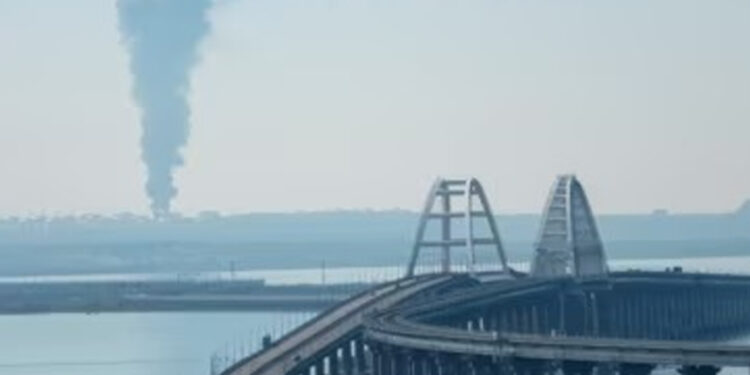 Ucrania bombardea tres puentes entre Crimea y zona ocupada