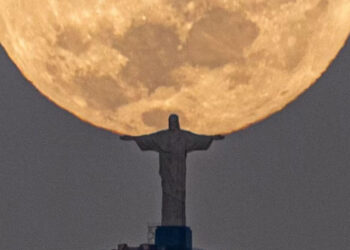 Fotógrafo esperó tres años y logra captar al Cristo Redentor de Río ‘cargando’ la Luna; se vuelve viral